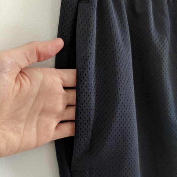 UNDER ARMOUR Shorts with pockets - Picture 2 of 5